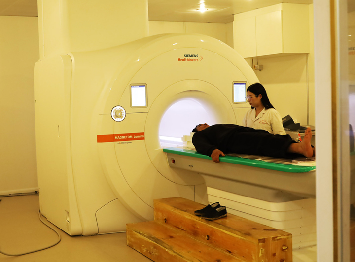 威寧自治縣人民醫院醫師正在為患者做核磁共振。