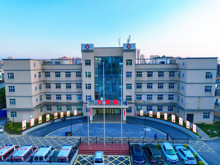 改擴建后的威寧自治縣中醫醫院門診大樓。