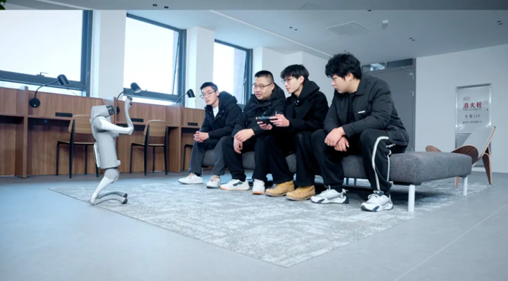 貴州工商職業學院大數據技術(華為技術班)專業在華為現代產業學院操作智能機器人、機器狗。