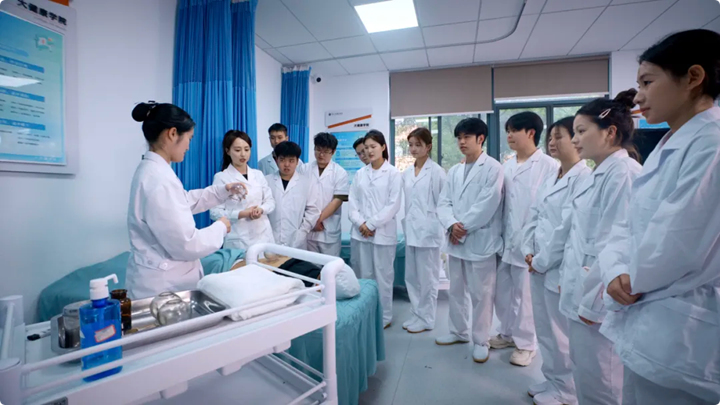 貴州工商職業學院中醫康復技術專業在中醫推拿實訓室學習中醫傳統治療技術。