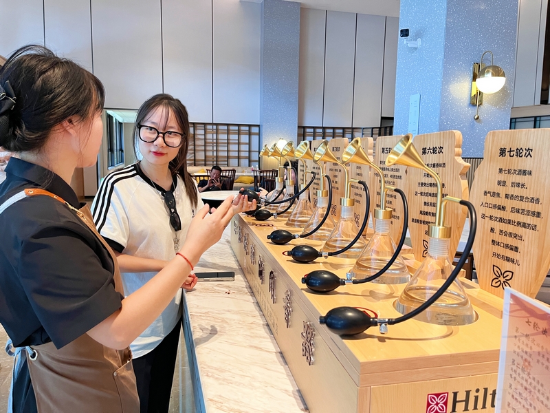 工作人員給游客介紹輪次酒聞香器。.JPG