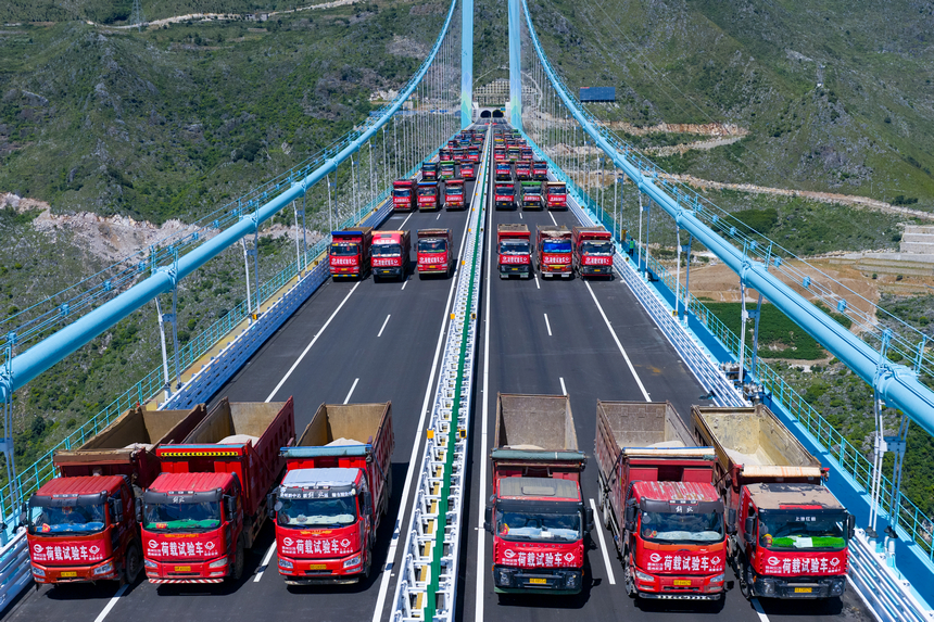 8月25日，花江峽谷大橋正在進行荷載試驗。 胡應鋒攝