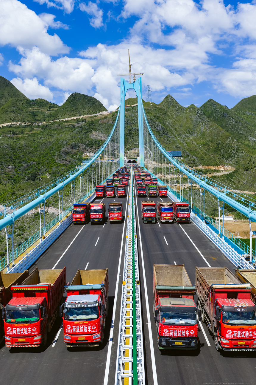 8月25日，花江峽谷大橋正在進(jìn)行荷載試驗(yàn)。 胡應(yīng)鋒攝