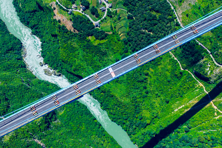 8月25日，花江峽谷大橋正在進(jìn)行荷載試驗(yàn)。 胡應(yīng)鋒攝