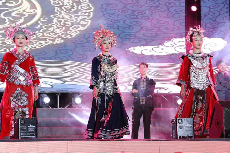 民族服飾走秀。