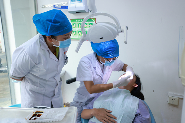 縣醫(yī)院骨干醫(yī)師進(jìn)行牙齒檢查及治療。