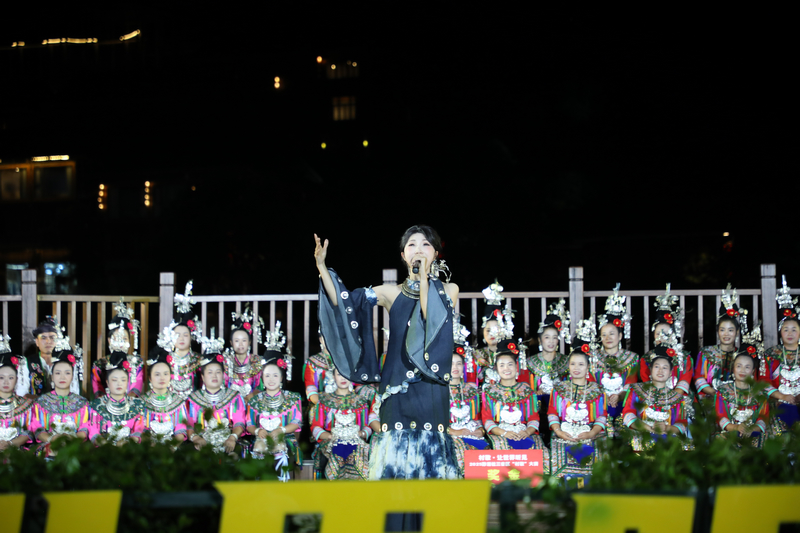 “村歌”晚會明星歌手助陣演出。石慶灣攝