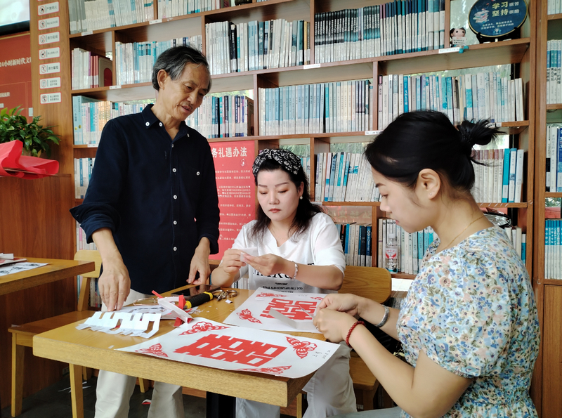 剪紙活動(dòng)現(xiàn)場(chǎng)。