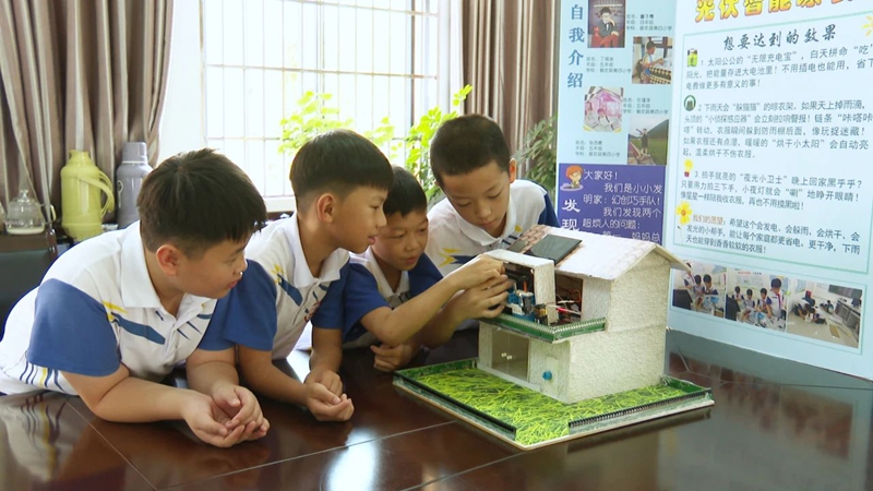 學生正在研究團隊的參賽作品。