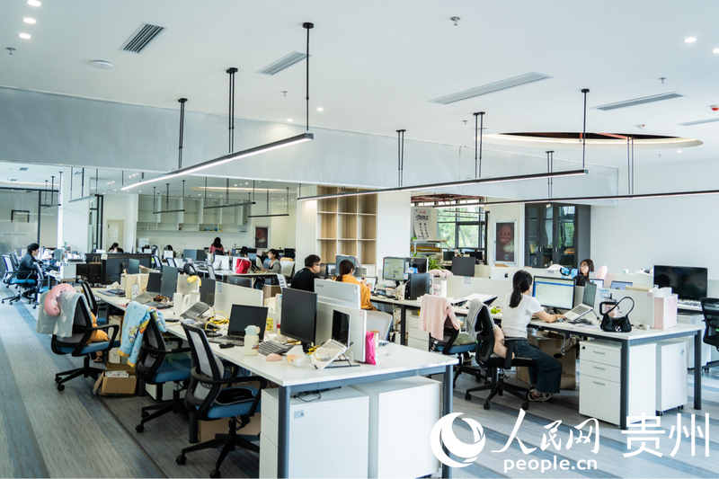 高寨村內“新村民”在辦公。人民網 陽茜攝