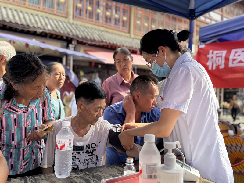 為群眾測量血壓。李麗攝