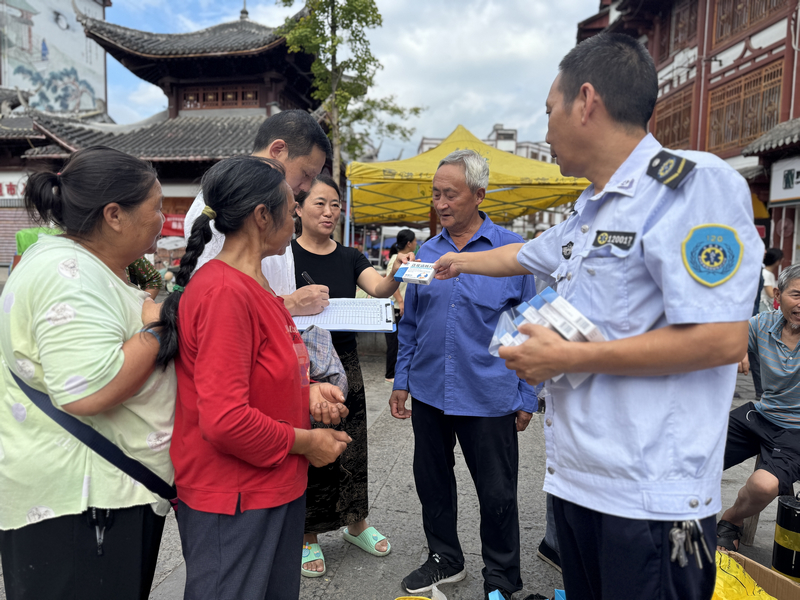 現場免費為感冒患者發放蓮花清咳片。李麗攝