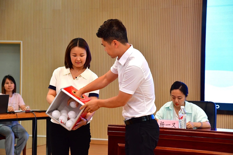 觀山湖區(qū)融媒體中心 代表現(xiàn)場(chǎng)抽取號(hào)碼.jpg