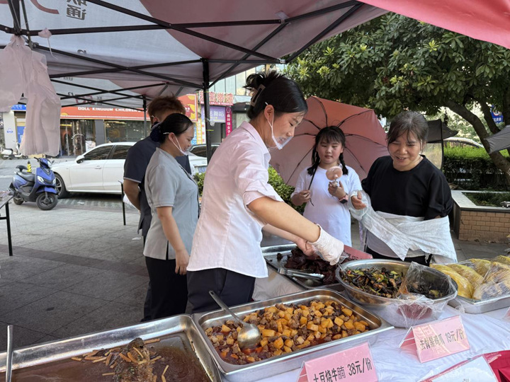 星級酒店掀起“地攤經(jīng)濟(jì)”熱潮。
