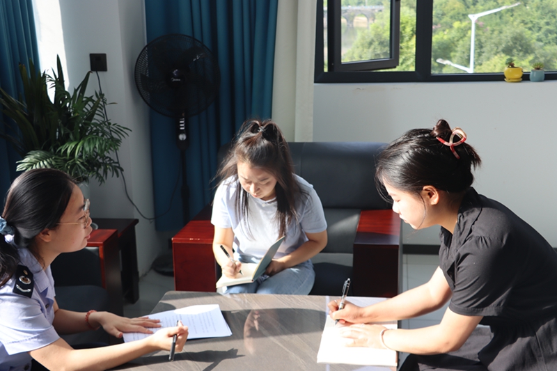 稅務人員解讀股權轉讓稅收政策。