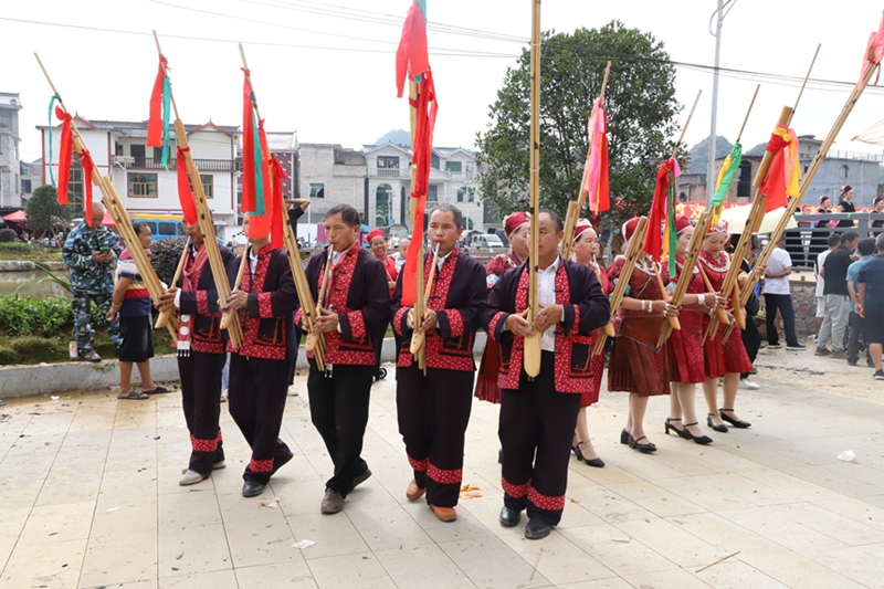 圖為高塘村蘆笙隊正在吹蘆笙.JPG