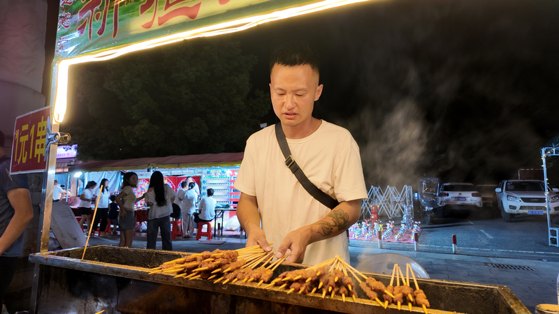 籃球場旁邊賣羊肉串的攤販。胡鳳至攝