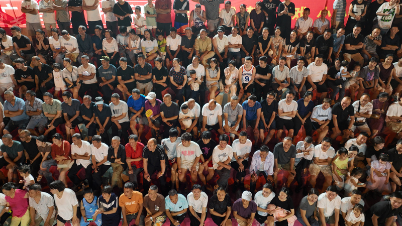 觀看比賽的觀眾。胡鳳至攝