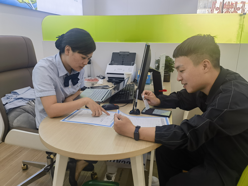 客戶經理向客戶介紹“貸款明白紙”。