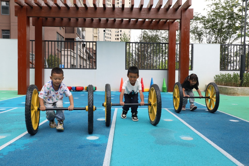 報名的幼兒正在進行戶外游戲。