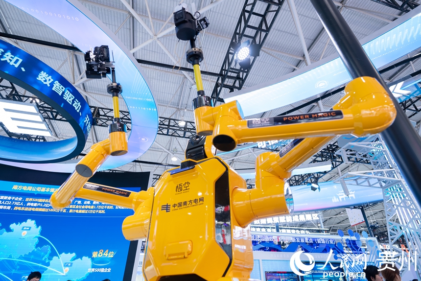 專業展現場展出的帶電作業機器人。人民網記者 涂敏攝