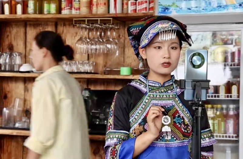 服務員身著民族特色工裝。