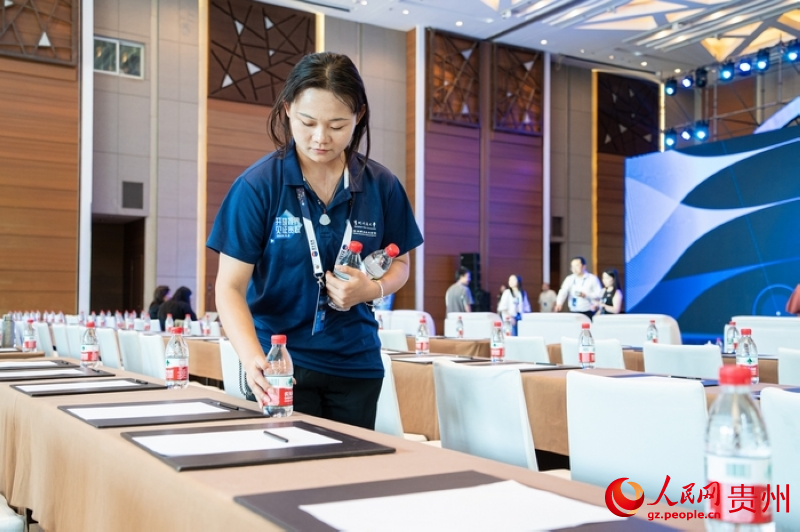 “2025數(shù)博會(huì)·DATA之夜”現(xiàn)場(chǎng)，來(lái)自貴州開(kāi)放大學(xué)的志愿者在開(kāi)展服務(wù)。人民網(wǎng) 陽(yáng)茜攝 