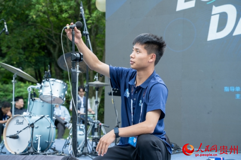 “2025數(shù)博會(huì)·DATA之夜”現(xiàn)場(chǎng)，來(lái)自貴州開(kāi)放大學(xué)的志愿者在開(kāi)展服務(wù)。人民網(wǎng) 陽(yáng)茜攝 