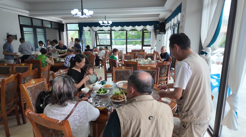 2、民宿內熱鬧的吃飯場景。稅會靜 攝