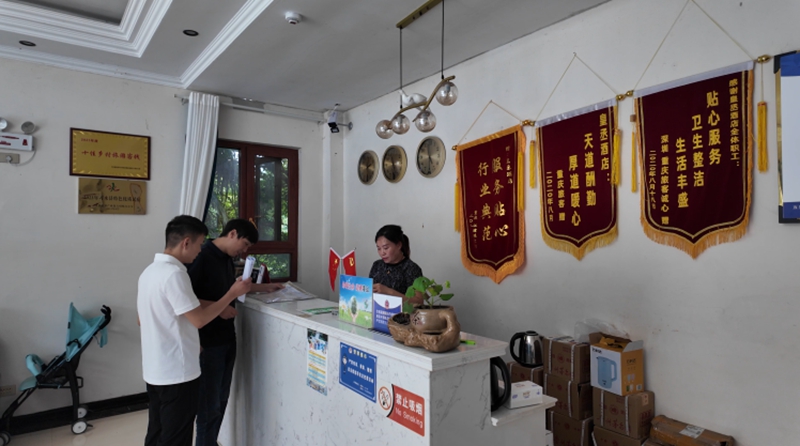 3、查看民宿經營執照。稅會靜 攝