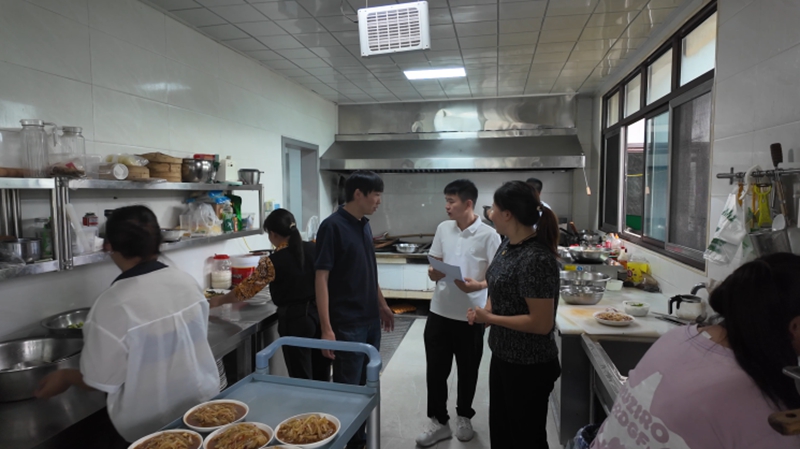 4、到食堂檢查衛生。稅會靜 攝
