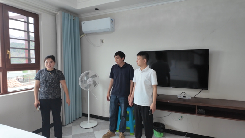 5、工作人員對民宿的房間進行檢查。稅會靜 攝