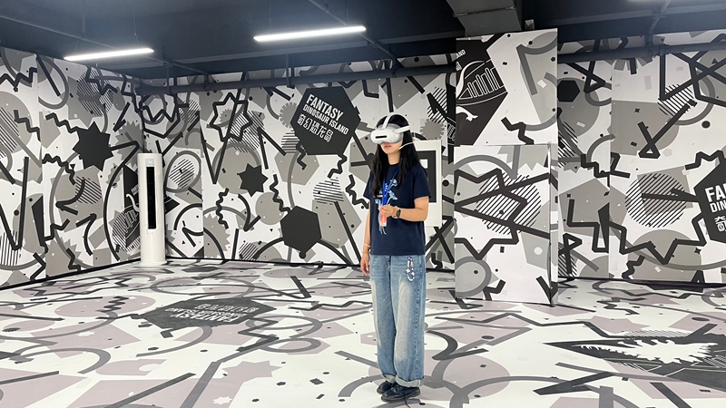 《奇幻恐龍島》工作人員正在測試設備。