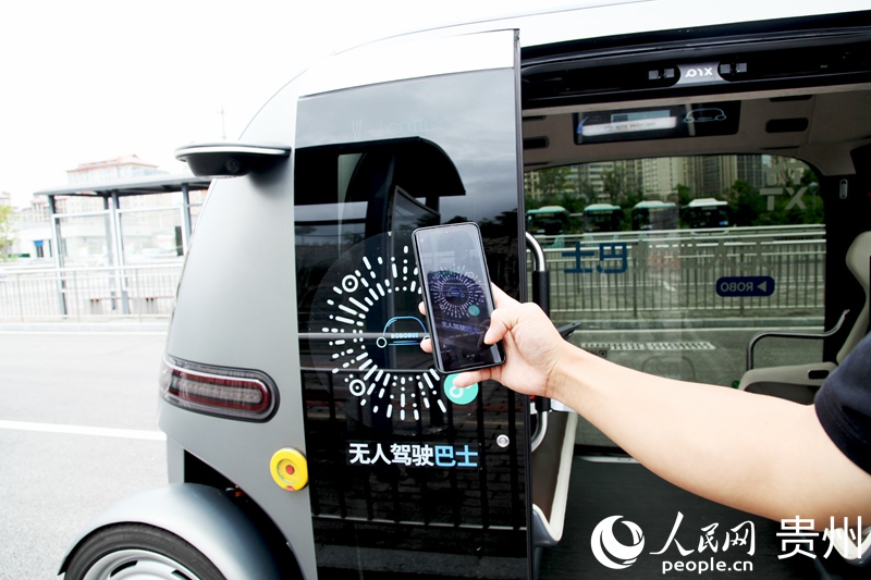 在花溪大學城無人駕駛公交站，乘客正打算掃碼乘車。人民網記者 王秀芳攝