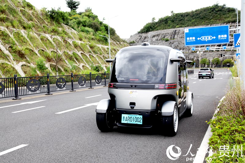 無人駕駛公交專線上，充滿未來感的小巴平穩穿行。人民網記者 王秀芳攝