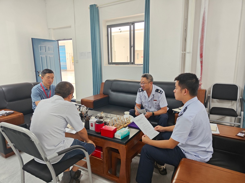 圖說(shuō)：稅惠護(hù)航開(kāi)學(xué)季，惠水縣稅務(wù)局主動(dòng)走進(jìn)黔南州中德技工學(xué)校，開(kāi)展稅收優(yōu)惠政策輔導(dǎo)，助力學(xué)校將政策紅利轉(zhuǎn)化為辦學(xué)動(dòng)力。