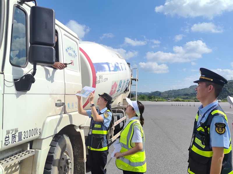 執法人員向貨車司機發放電子問卷。