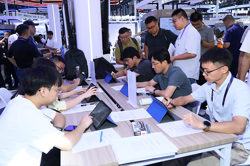 現場觀眾進行“人機測試”。受訪者供圖