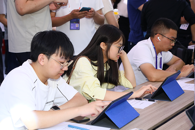 現場觀眾進行“人機測試”。受訪者供圖