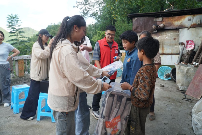 貴州商學(xué)院社會實踐服務(wù)隊深入六盤水開展暑期社會實踐活動。
