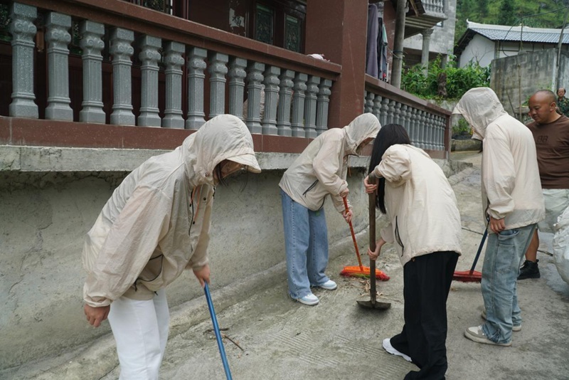 貴州商學(xué)院社會實踐服務(wù)隊深入六盤水開展暑期社會實踐活動。