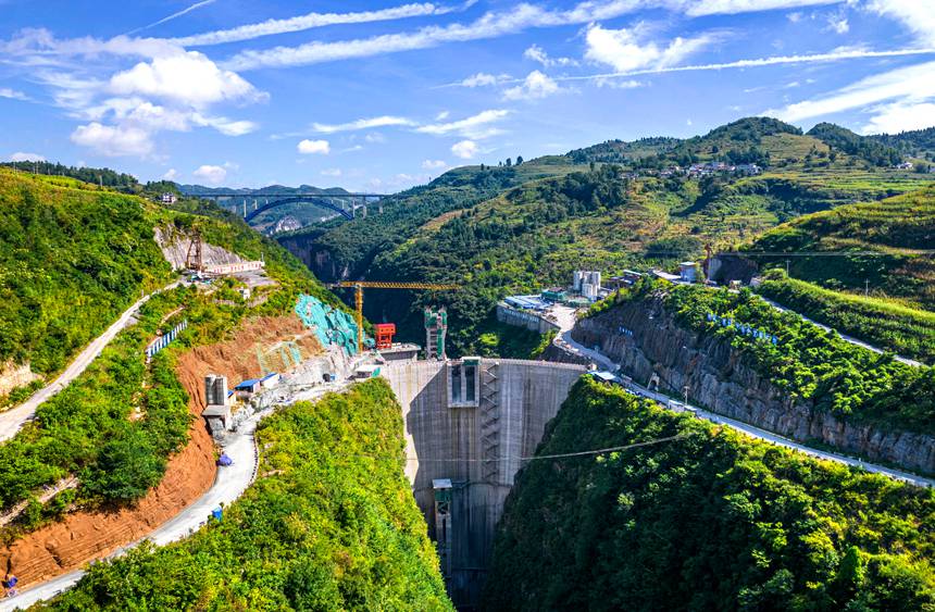 2025年8月27日航拍的貴州省黔西凹水河水庫大壩。