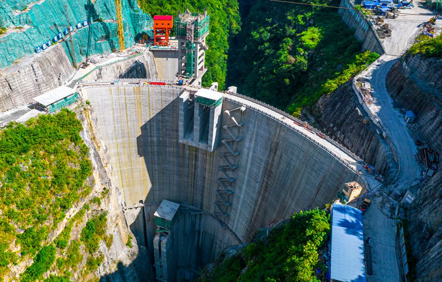 2025年8月27日航拍的貴州省黔西凹水河水庫大壩。