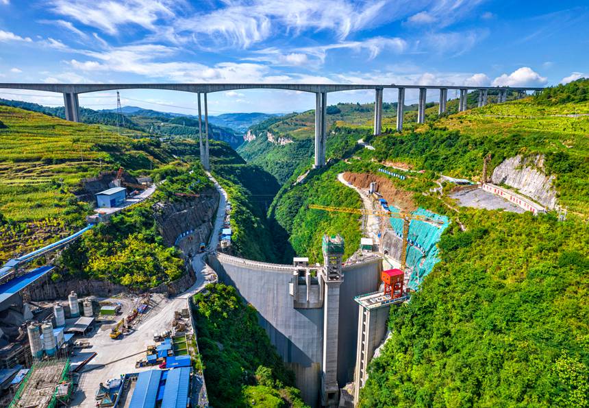 2025年8月27日航拍的貴州省黔西凹水河水庫大壩。