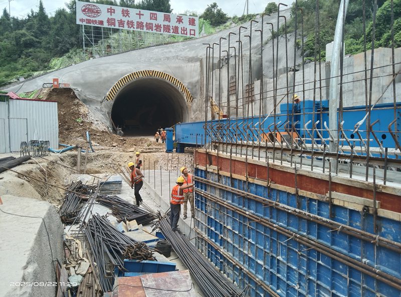 銅吉鐵路銅巖隧道出口工人施工場景。