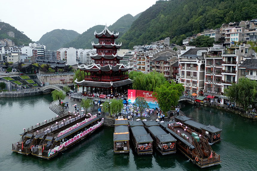 黔東南鎮(zhèn)遠(yuǎn)古城七夕上演千年之戀。