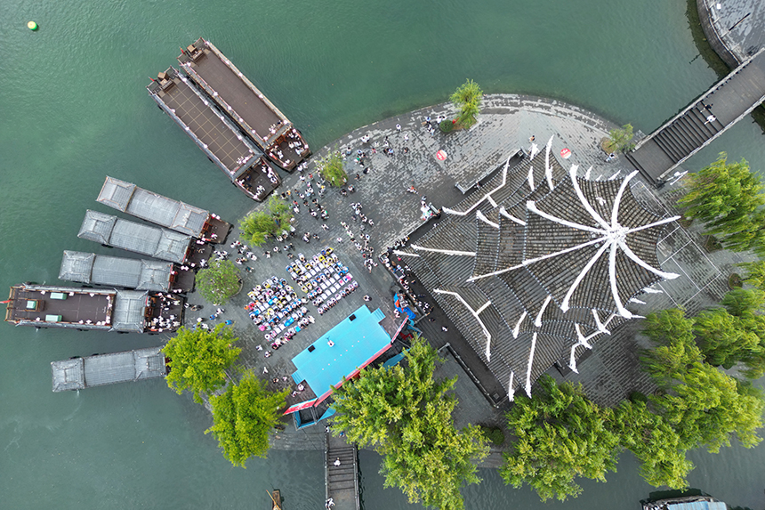 黔東南鎮(zhèn)遠(yuǎn)古城七夕上演千年之戀。