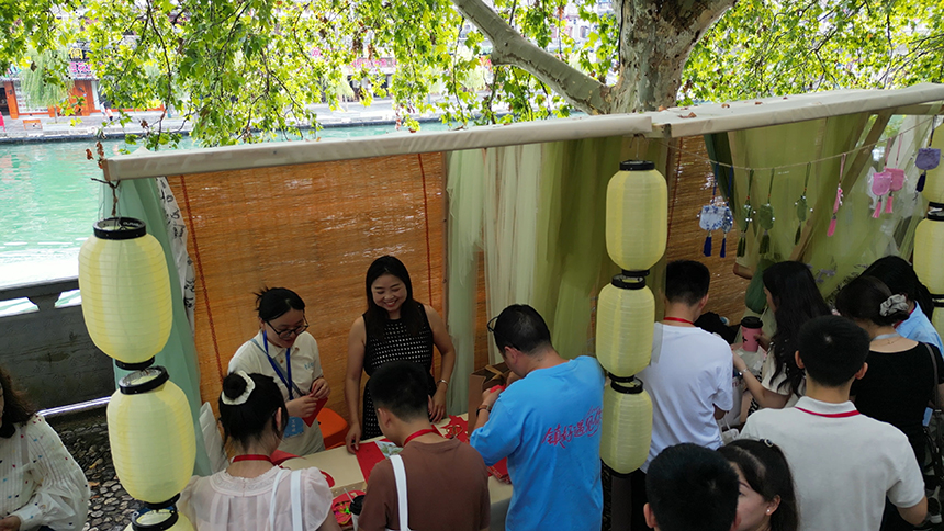 黔東南鎮(zhèn)遠(yuǎn)古城七夕上演千年之戀。