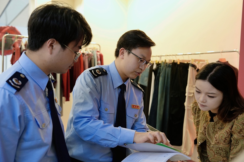 稅務(wù)干部給納稅人宣講稅收政策。何坤攝