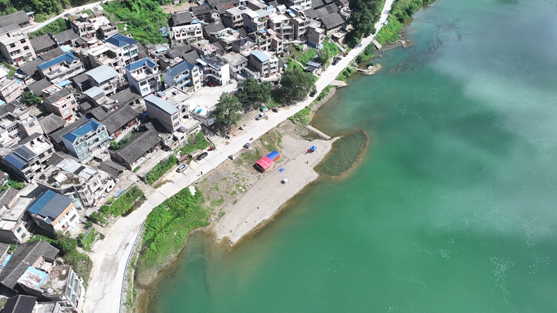 施秉縣雙井鎮銅鼓村臨河打造親水區。